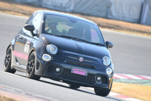 クルーズ　アバルト595「サーキットも楽しめるストリート仕様　その実力を筑波でチェック」REVSPEED筑波スーパーバトル2022 - IKE_1207 (1100)