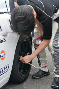 「梅田剛の予選車載とロガーも公開！」レブスピードの六大会連続ポールと、新型NR-Aと、カーボンニュートラル燃料と、ギネス世界記録への挑戦と。【第35回メディア対抗ロードスター4時間耐久レース】 - 850_0065