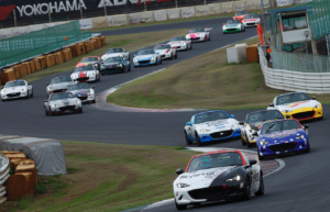 「梅田剛の予選車載とロガーも公開！」レブスピードの六大会連続ポールと、新型NR-Aと、カーボンニュートラル燃料と、ギネス世界記録への挑戦と。【第35回メディア対抗ロードスター4時間耐久レース】 - スタート