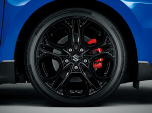 スイフトスポーツの標準車は2025年2月に生産終了！ 3月から11月までの期間限定生産で特別仕様車「ZC33S Final Edition」を3月19日より発売!! - 専用17インチアルミホイール［グロスブラック］_専用ブレーキキャリパー［レッド］