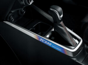 スイフトスポーツの標準車は2025年2月に生産終了！ 3月から11月までの期間限定生産で特別仕様車「ZC33S Final Edition」を3月19日より発売!! - 専用コンソールオーナメント［ヒートグラデーション］AT