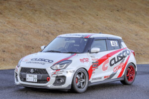ツイストビームの粘り対策にスタビバーを装着「クスコ　ZC333S スイフトスポーツ」筑波スーパーバトル - TSB24_0048