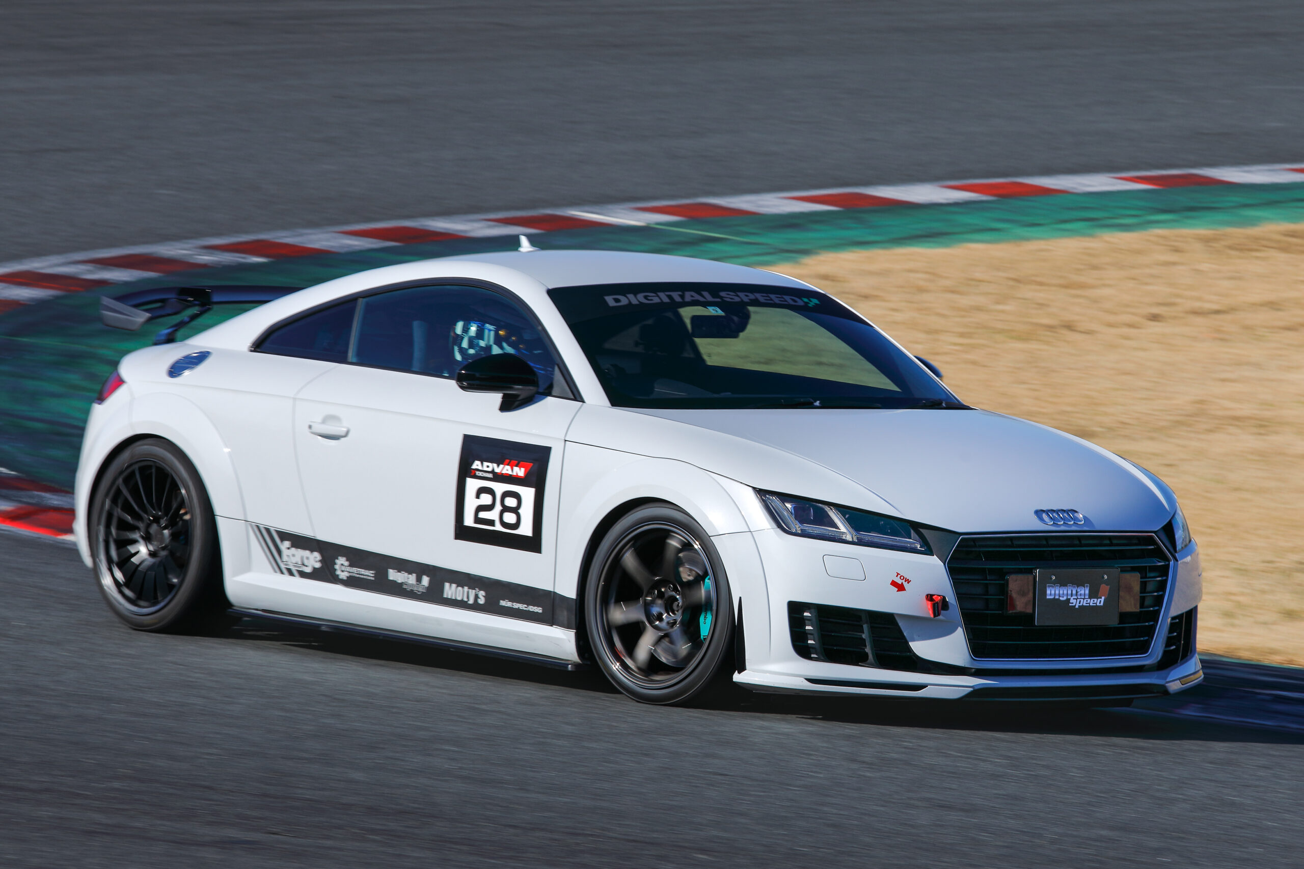 日常からサーキット走行まで大人のルックスで対応「モーターフィールド