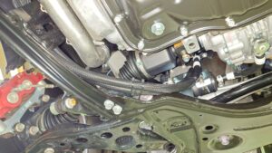 HKSからGRカローラ／GRヤリス用のトランスファーオイルクーターキットが新発売！ - ホースレイアウト　ホースブラケット真下
