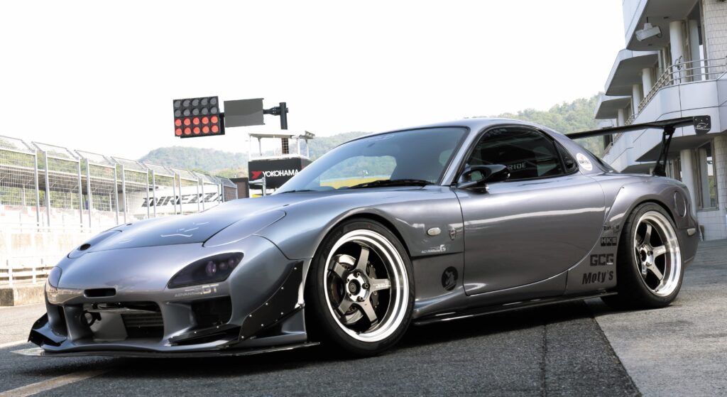 ADVAN Racing GT BEYOND-R「ワイドボディの足もとに注ぐ ステップリムの超絶立体感」 CLOSE-UP WHEEL