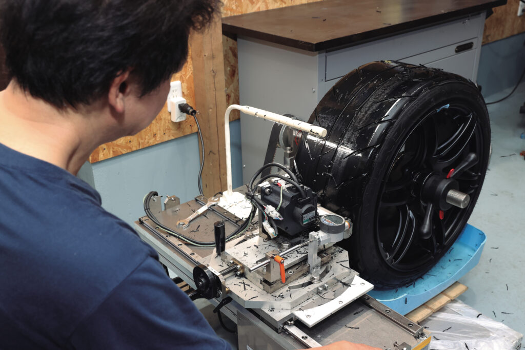 グリップや操作性の向上に トレッドの表面を削ってセッティング！　タイムアタック用タイヤ削り機 Kezmaru『削丸』にクローズアップ!!