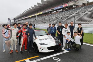 【祝⭐︎優勝】本日、MAZDA FAN FESTA 2025 at FUJI SPEEDWAYにて開催された「メディア対抗ロードスター耐久レース」で、レブスピード・チームは優勝しました！ - 3F2A6847