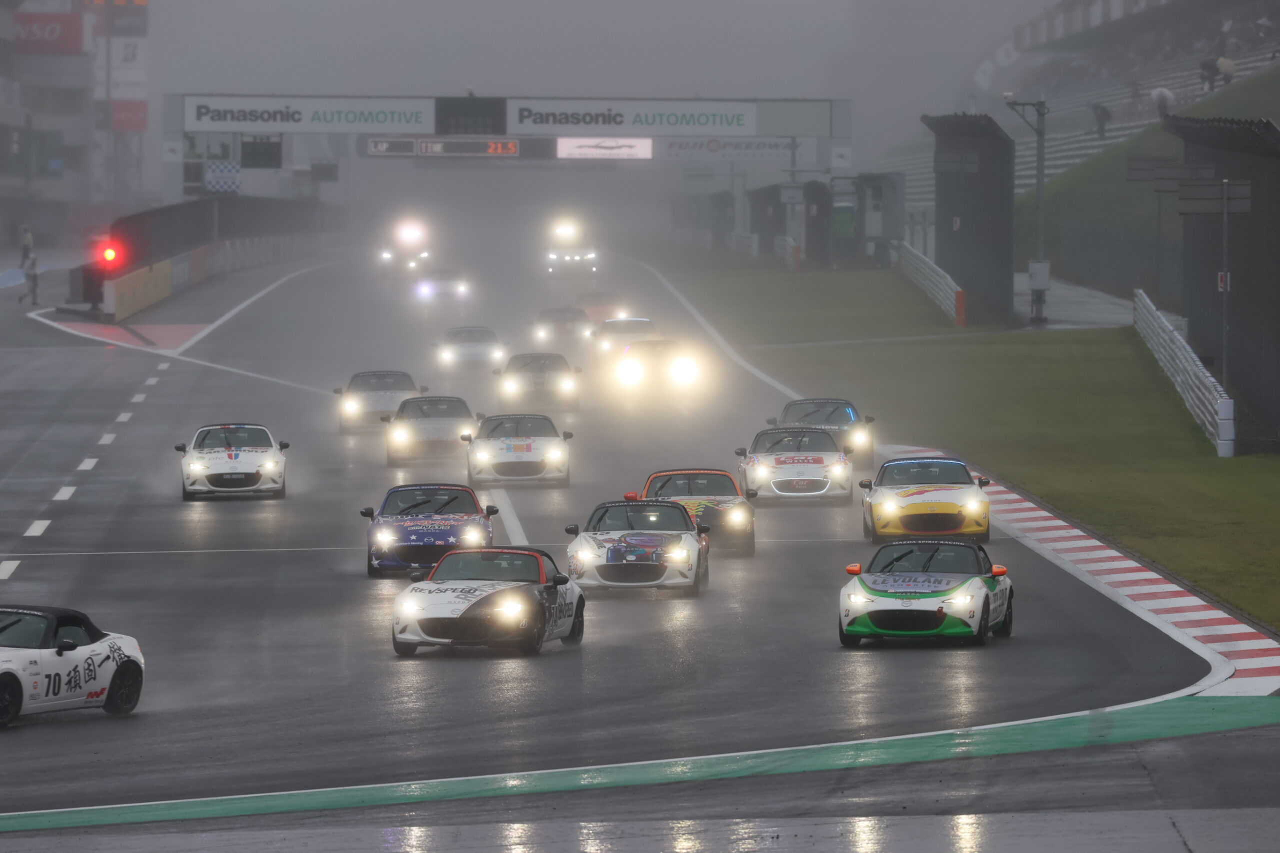 【祝⭐︎優勝】本日、MAZDA FAN FESTA 2025 at FUJI SPEEDWAYにて開催された「メディア対抗ロードスター耐久レース」で、レブスピード・チームは優勝しました！