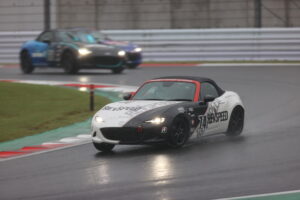 【祝⭐︎優勝】本日、MAZDA FAN FESTA 2025 at FUJI SPEEDWAYにて開催された「メディア対抗ロードスター耐久レース」で、レブスピード・チームは優勝しました！ - BW8I4510