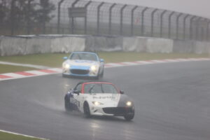 【祝⭐︎優勝】本日、MAZDA FAN FESTA 2025 at FUJI SPEEDWAYにて開催された「メディア対抗ロードスター耐久レース」で、レブスピード・チームは優勝しました！ - BW8I4607