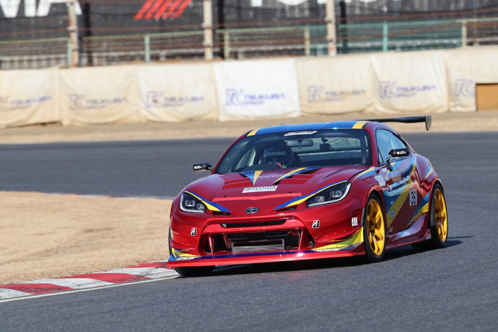 オリジナル2.5ℓエンジン仕様！　カーボンパーツ多用で1055kgまで減量「レボリューション ZN8 GR86」筑波スーパーバトル
