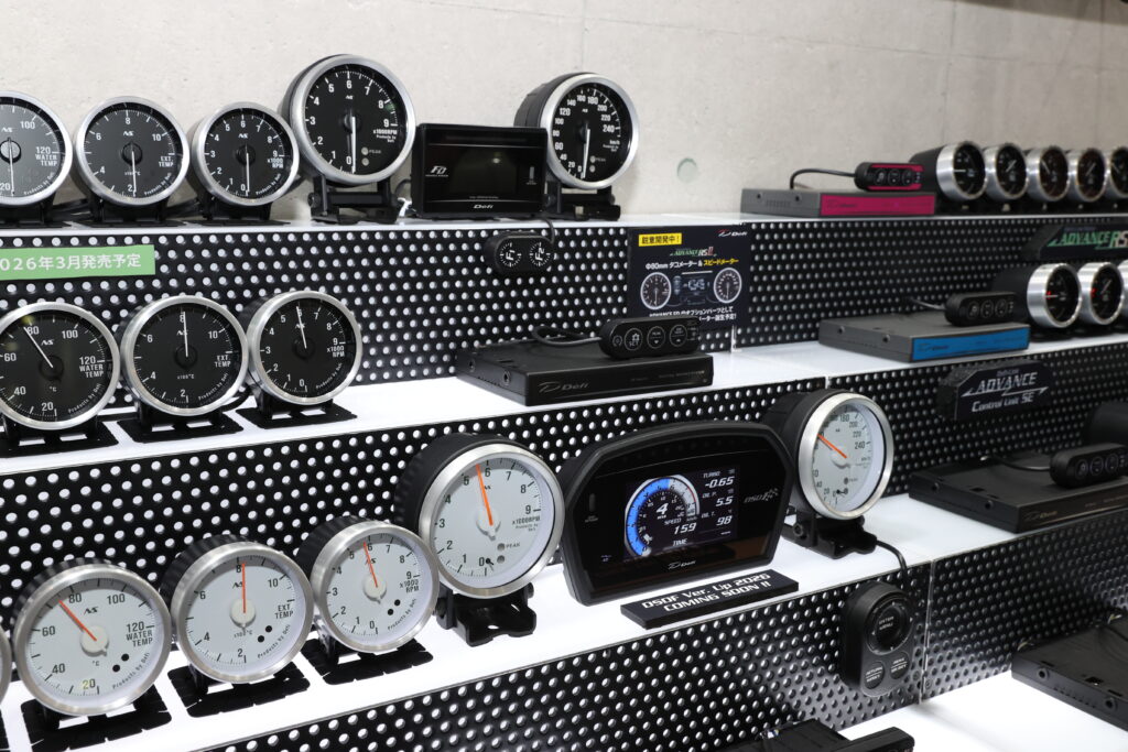 日本精機 Defi「新作メーターADVANCE RSⅡが熱い！　常識を覆すワイヤレスタコメーターシステムも」東京オートサロン2026