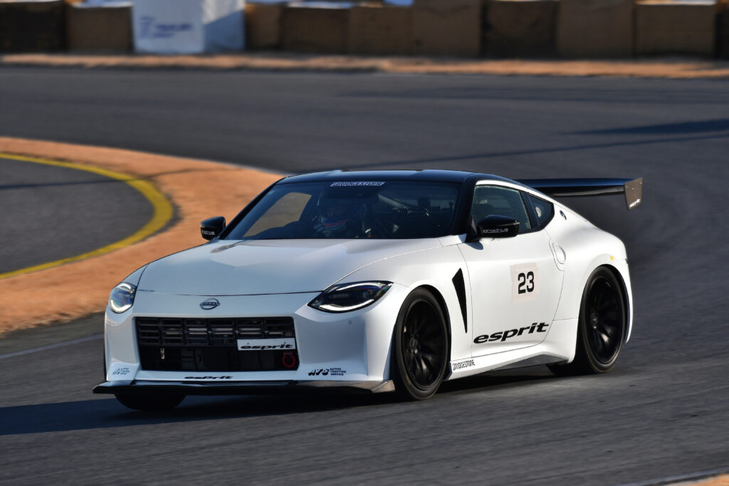 独自の空冷インタークーラーと ハイフロータービンで520psに「エスプリ RZ34 FairLady Z」筑波スーパーバトル