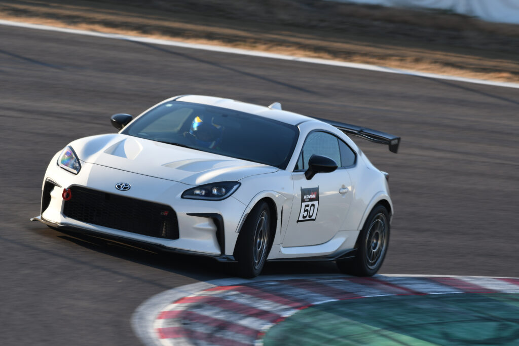 ロアアームを延長してタイヤの中心線付近を使う試み「イージーマジック ZN8 GR86」筑波スーパーバトル