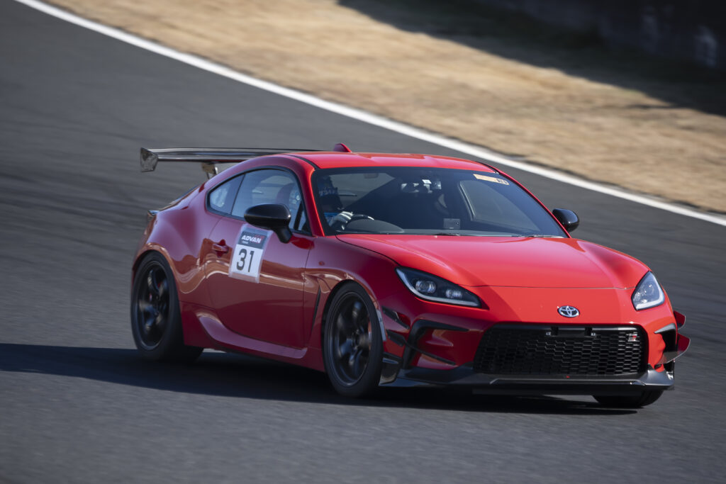 肝は空力。通勤仕様のラジアル履きで岡山国際1分47秒973をマーク！「ホラッチョ谷本さん×ZN8 GR86」