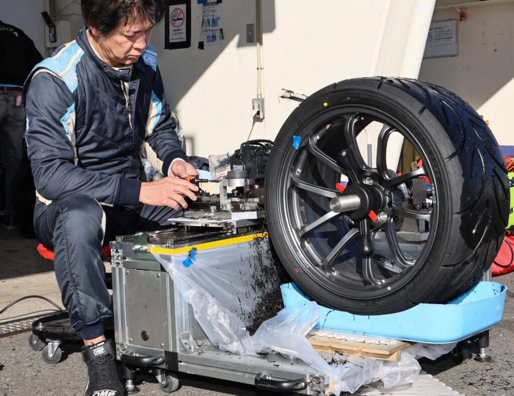 そこが知りたい！ タイヤ削りの効果「筑波スーパーバトルで検証　　削丸で美味しいフレッシュ面を出し、最大のグリップ力でタイムアタック」