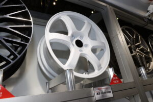 MONZA JAPAN「フルリバースリムで内部空間が広く、大径ブレーキを収めやすいK6レーシングを発表」東京オートサロン2026