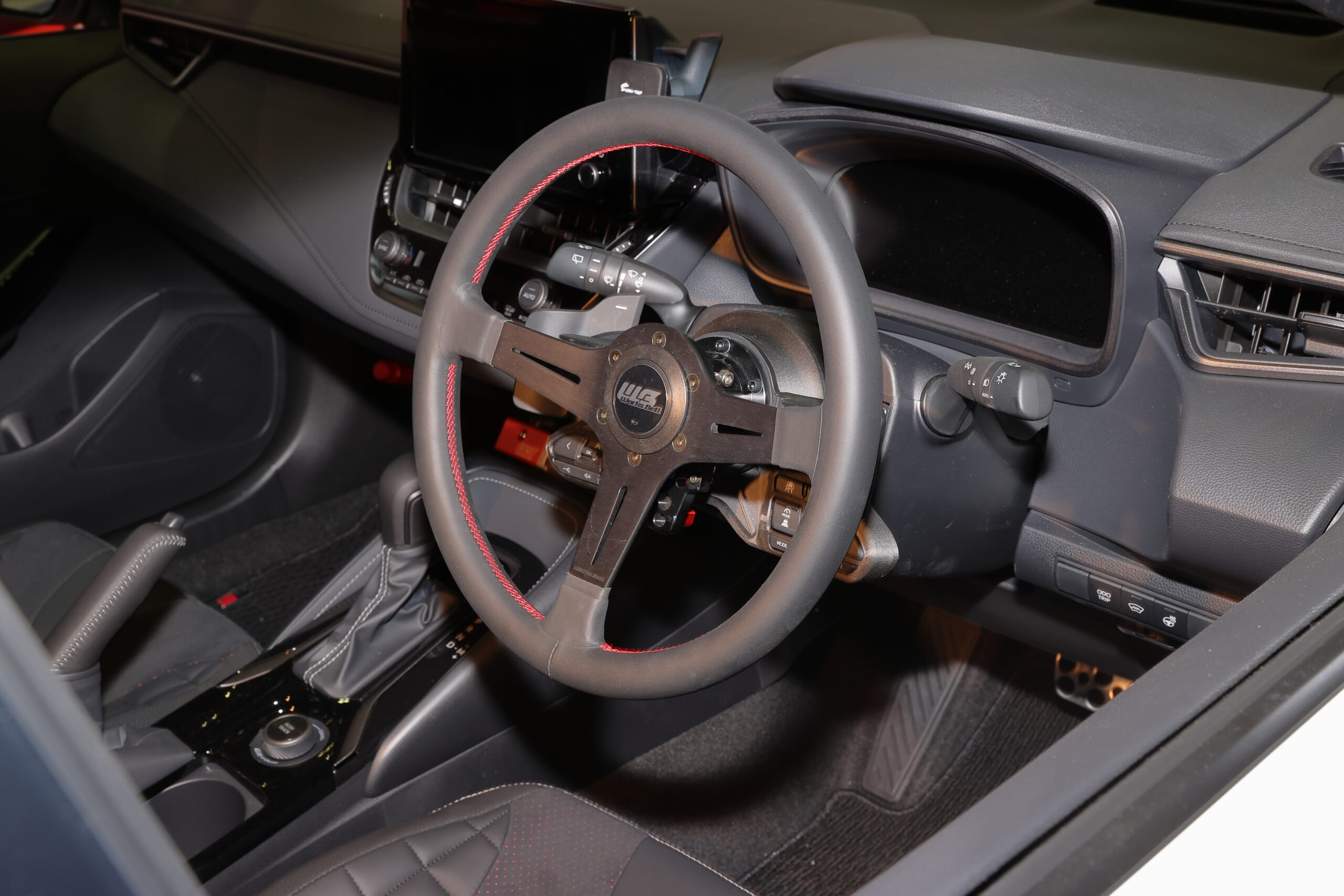 ワークスベル「GRカローラ用のクイックリリースにステアリングスイッチやシフトパドルを移設できるキットを展示」東京オートサロン2026