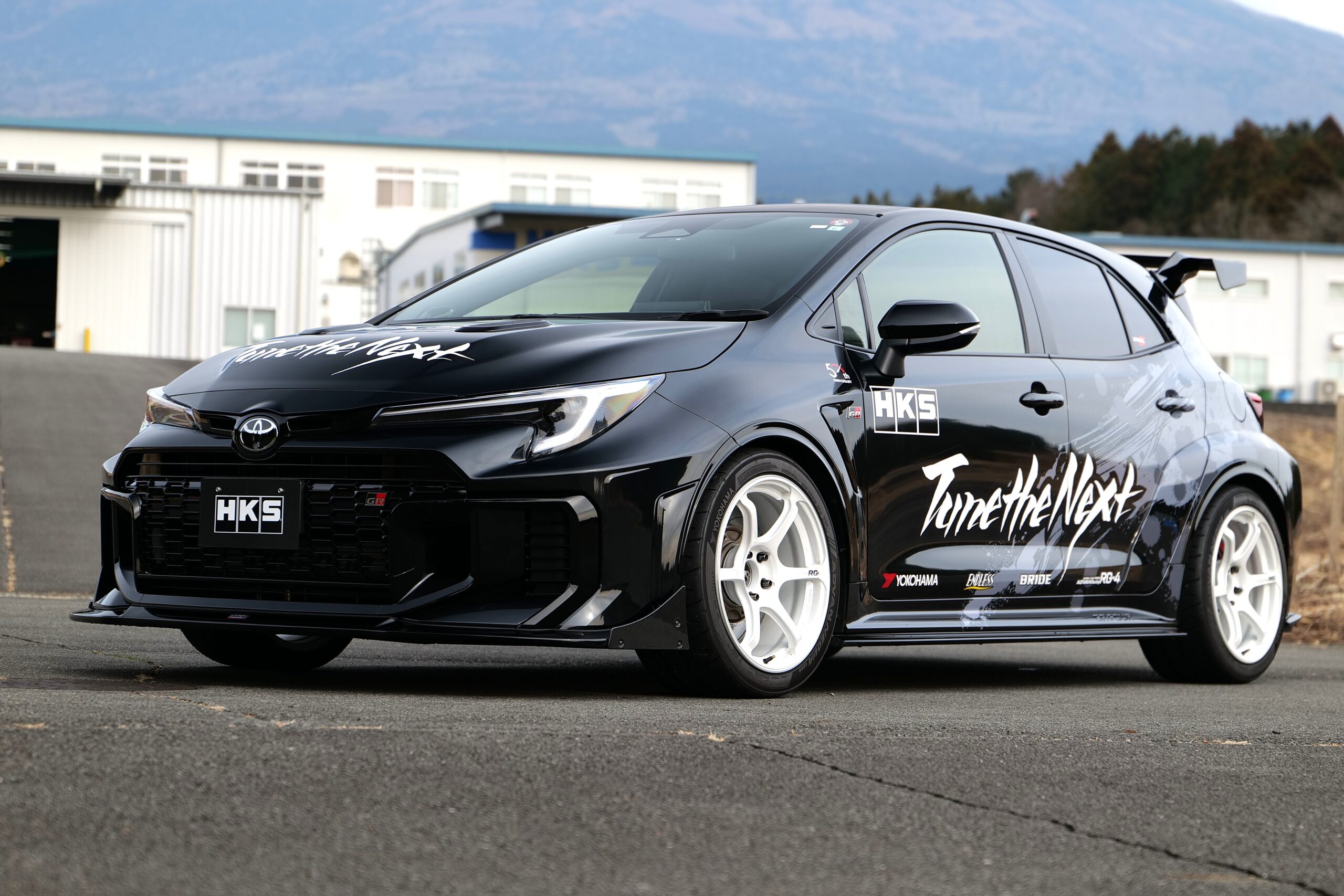 HKSがGRカローラ Gen2(後期型)用フロントバンパースポイラーを新設定。トータルボディコーディネートも可能