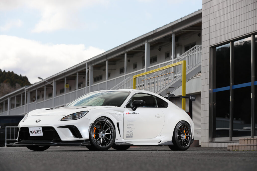 「細部に宿るレーシングスピリット　ADVAN Racing RZ-F3が示す先進の鍛造デザイン」CLOSE-UP WHEEL