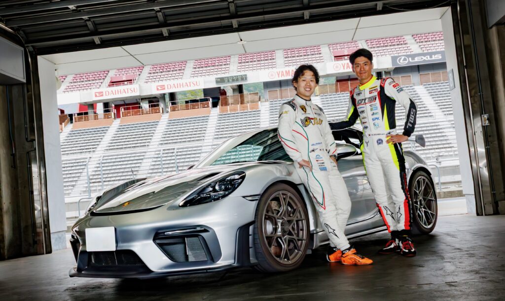 ケイマンGT4 RSにBRIDE 運転席XERO CS PLUS／助手席XERO VS PLUSの提案 　富士スピードウェイで小河 諒と元嶋佑弥が試す！