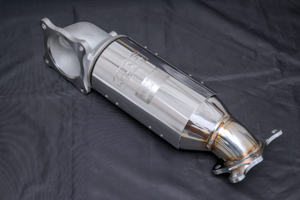 「ノーマルマフラーでも19㎰、トルクは2.3㎏-mも差がつく！」HKS   FL5 シビックタイプR用メタルキャタライザー