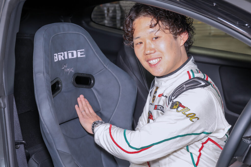 「持ち前のホールド性に上質な風合いと肌触りをプラス」 元嶋佑弥がマイカーGRヤリスで高触感素材『ヌグレ』採用のブリッド人気セミバケットシートを試す