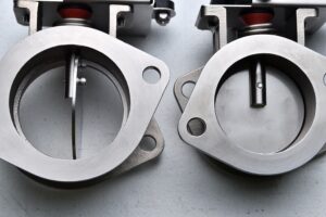 FUJITSUBO「ロードスター12Rにオプション設定される A-RMチタニウムモデルやFD3S用レガリスも展示」東京オートサロン - P61-18